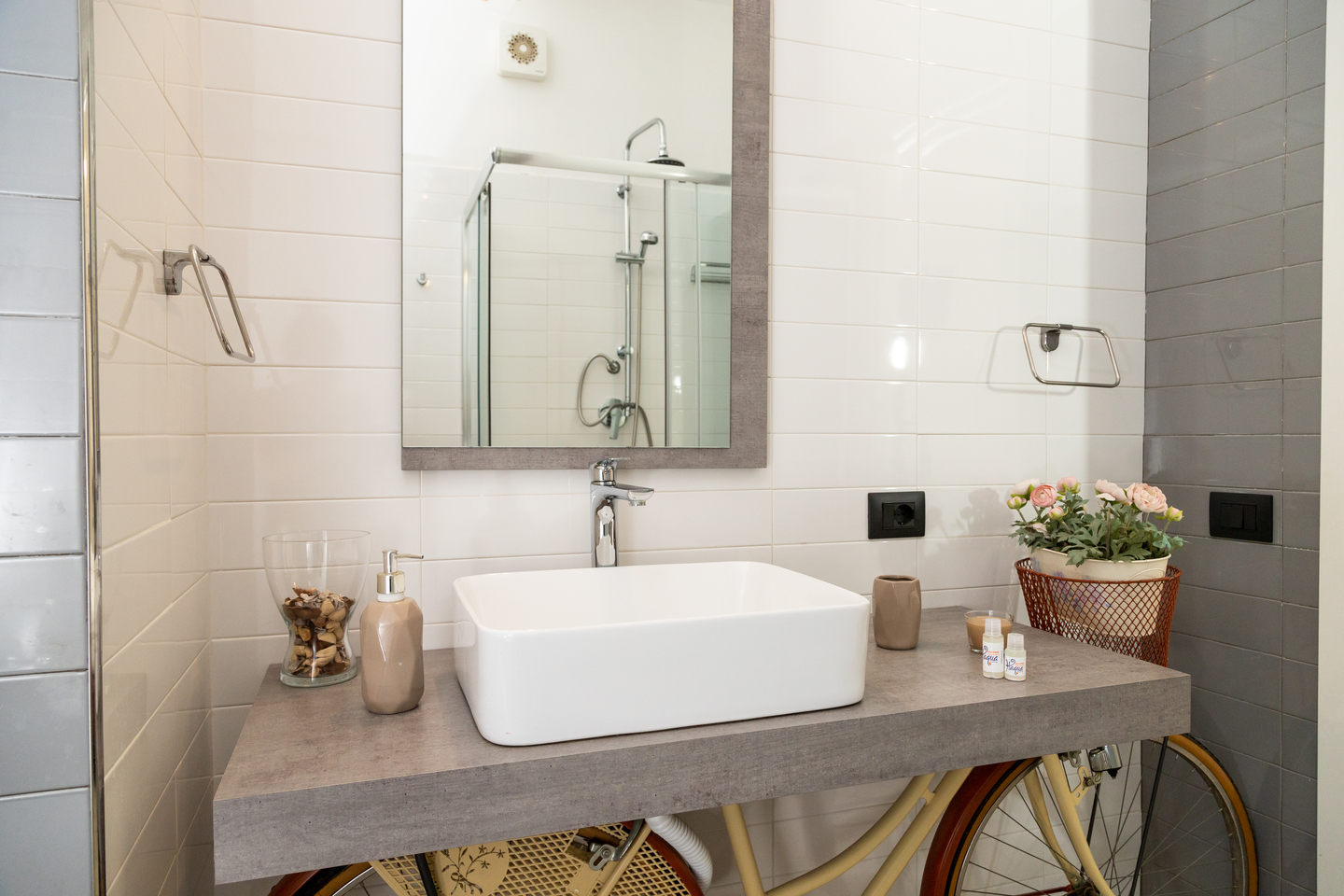 lavandino bagno specchio e stile